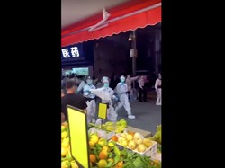 Aksi Polisi Ber-APD di China Bubarkan Pendemo Tolak Lockdown