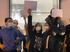 Alasan Mengapa Warga China Menggunakan Kertas Putih Saat Berunjuk Rasa