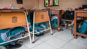 Keriuhan Siswa SMP di Surabaya Saat Simulasi Hadapi Gempa