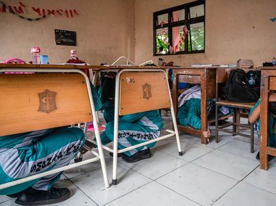 Keriuhan Siswa SMP di Surabaya Saat Simulasi Hadapi Gempa
