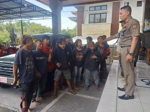 11 Anak Jalanan Diciduk Satpol PP Jembrana saat Ngamen di Lampu Merah 11 Anak Jalanan Diciduk Satpol PP Jembrana saat Ngamen di Lampu Merah