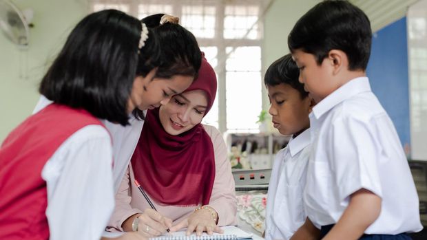 Contoh anak belajar imbuhan Bahasa Indonesia