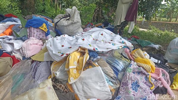 Penampakan Tumpukan Baju di Pengungsian Korban Gempa Cianjur