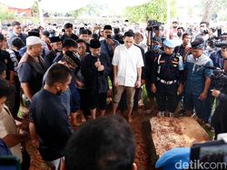 Duka Ben Kasyafani Antar Jenazah Ayah ke Liang Lahat