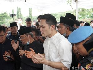 Doa Ben Kasyafani di Pemakaman Sang Ayah Doa Ben Kasyafani di Pemakaman Sang Ayah