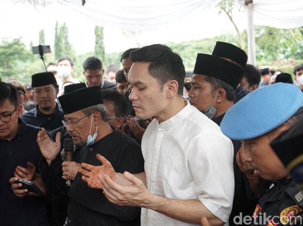 Doa Ben Kasyafani di Pemakaman Sang Ayah