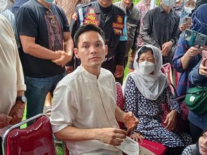 Tatapan Kosong Ben Kasyafani di Pemakaman Ayah Tatapan Kosong Ben Kasyafani di Pemakaman Ayah