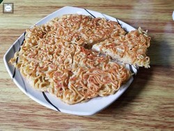 Bikin Martabak Mie, Enak Pakai Mie Instan Kuah atau Goreng?