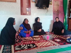 Istri Briptu Lasminto Pingsan Setelah Melihat Peti Jenazah Suaminya Datang