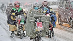 Brrr.. Pengendara Motor di China Menggigil Diterpa Badai Salju
