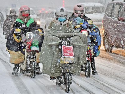 Brrr.. Pengendara Motor di China Menggigil Diterpa Badai Salju