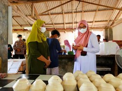 Pacu UMKM Naik Kelas, Bupati Ipuk Apresiasi Ide Kreatif Produsen Degan Jelly