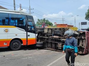Bus Terabas Lampu Merah Tabrak Truk hingga Terguling di Mojokerto
