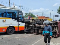 Bus Terabas Lampu Merah Tabrak Truk hingga Terguling di Mojokerto