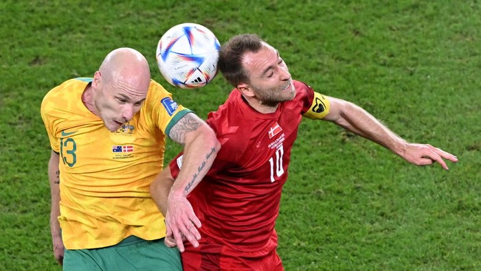 AL WAKRAH, QATAR - NOVEMBER 30: Christian Eriksen of Denmark in action against Aaron Mooy (L) of Australia during the FIFA World Cup Qatar 2022 Group D match between Australia and Denmark at Al Janoub Stadium in Al Wakrah, Qatar on November 30, 2022. (Photo by Serhat Cagdas/Anadolu Agency via Getty Images)