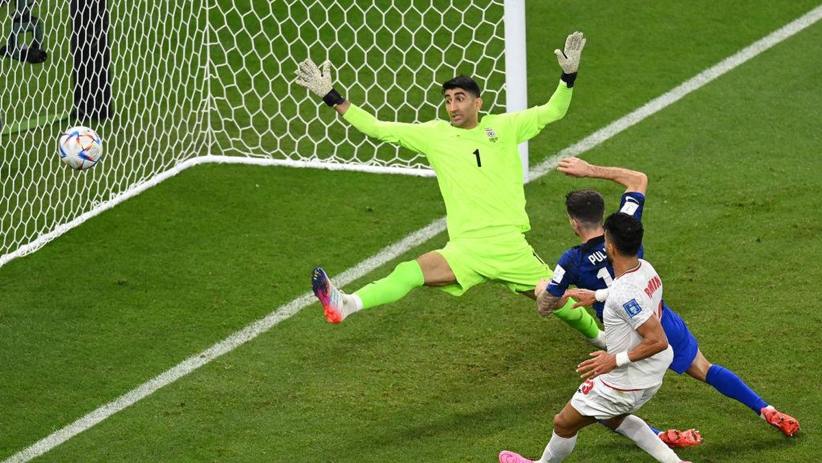 Momen Pulisic mencetak gol ke gawang Iran. Foto: Getty Images/Claudio Villa