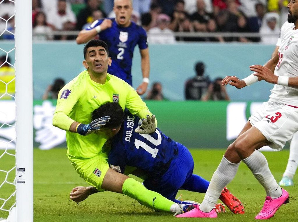 Detik-detik Pulisic Cedera Usai Cetak Gol Penentu Kemenangan AS Detik-detik Pulisic Cedera Usai Cetak Gol Penentu Kemenangan AS