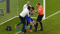 Pulisic sempat mendapat perawatan medis dan dibantu ketika hendak berdiri untuk meninggalkan lapangan. Pada akhirnya, winger Chelsea tidak bisa melanjutkan laga. Perannya digantikan Brendan Aaronson pada awal babak kedua. AP/Luca Bruno  