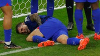 Pulisic terlihat mengerang kesakitan usai tabrakan dengan kiper Iran. Odd Andersen/AFP/Getty Images  