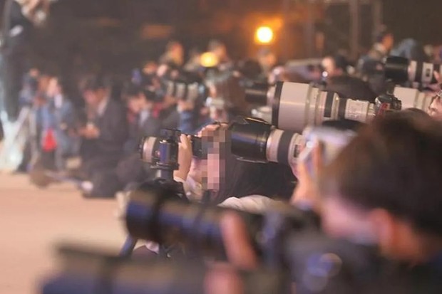 Fandom generasi kedua yang memotret idolanya dengan kamera besar / Foto: creatrip.com Fandom generasi kedua yang memotret idolanya dengan kamera besar / Foto: creatrip.com