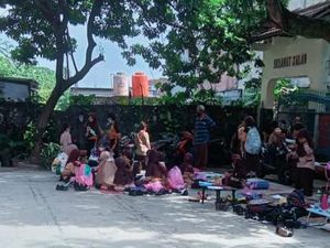 Beredar Foto Siswa SDN Pocin 1 Belajar di Luar Kelas SDN Pocin 5