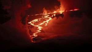 Foto Dramatis Lelehan Lahar Gunung Api Terbesar di Dunia