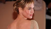 Foto: Gaun Artis di Red Carpet, Bikin Melongo Saat Dilihat dari Belakang