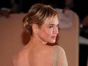 Most Pop: Gaun Artis di Red Carpet, Depannya Biasa Belakangnya Bikin Melongo Most Pop: Gaun Artis di Red Carpet, Depannya Biasa Belakangnya Bikin Melongo