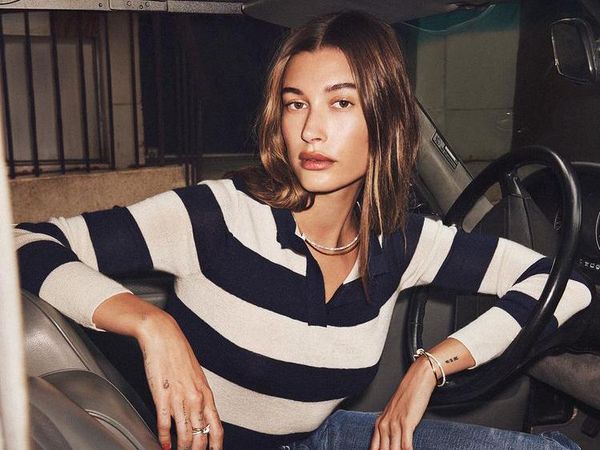 Potret Hailey Bieber Pamer Perut Buncit, Bukan Hamil tapi Kista