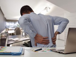 Duduk Terlalu Lama Disebut Bisa Picu Batu Ginjal, Mitos atau Fakta?