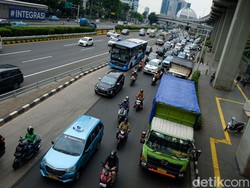 Truk Bikin Macet Jl Gatsu Kempis Ban, Dongkraknya Jadi Perhatian