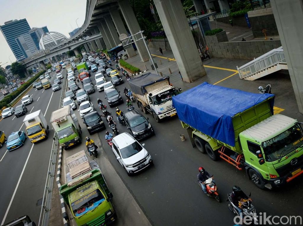 2 Truk Bikin Macet Parah di Jalan Gatsu Jaksel Alami Kempis Ban