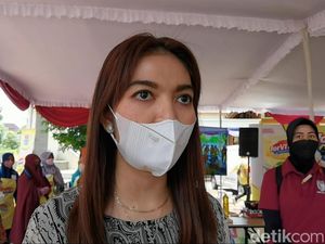 Gibran Dicium Bapak-bapak Berkumis Relawan Jokowi, Selvi Tertawa dan Kaget