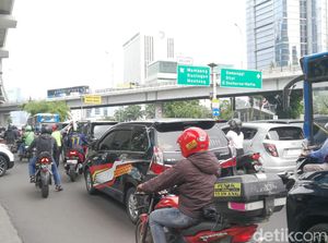Jalan Gatot Subroto Arah Slipi Macet Parah Sejak Cawang, Ini Sebabnya Jalan Gatot Subroto Arah Slipi Macet Parah Sejak Cawang, Ini Sebabnya