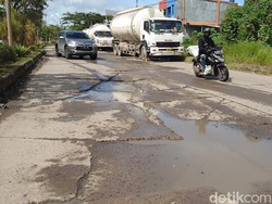 Jalur Wisata Anyer Rusak, Legislator Minta Pemkot Cilegon Tertibkan Truk