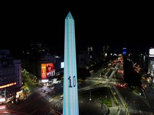 Jelang Argentina Vs Polandia, Obelisk Ini Berbalut Jersey Messi