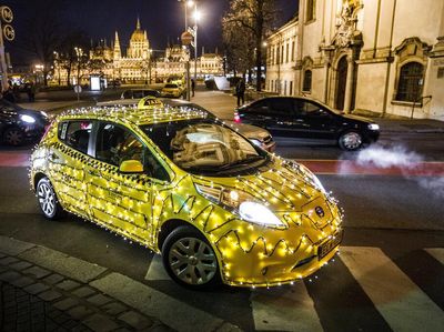 Jelang Natal, Taksi hingga Trem di Hungaria Berhias Cahaya