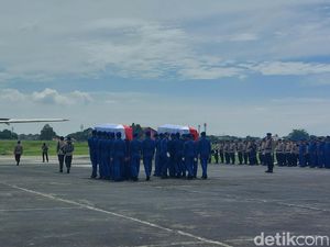 2 Jenazah Kru Helikopter Polri Jatuh di Babel Diserahkan ke Keluarga