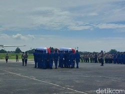 2 Jenazah Kru Helikopter Polri Jatuh di Babel Diserahkan ke Keluarga