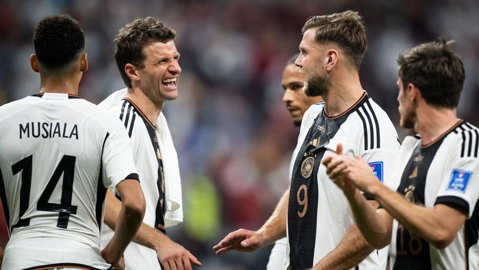 Jerman AL KHOR, QATAR - NOVEMBER 27: Jamal Musiala, Thomas Mueller, Niclas Fuellkrug (L-R) of Germany talk after the FIFA World Cup Qatar 2022 Group E match between Spain and Germany at Al Bayt Stadium on November 27, 2022 in Al Khor, Qatar. (Photo by Marvin Ibo Guengoer - GES Sportfoto/Getty Images)