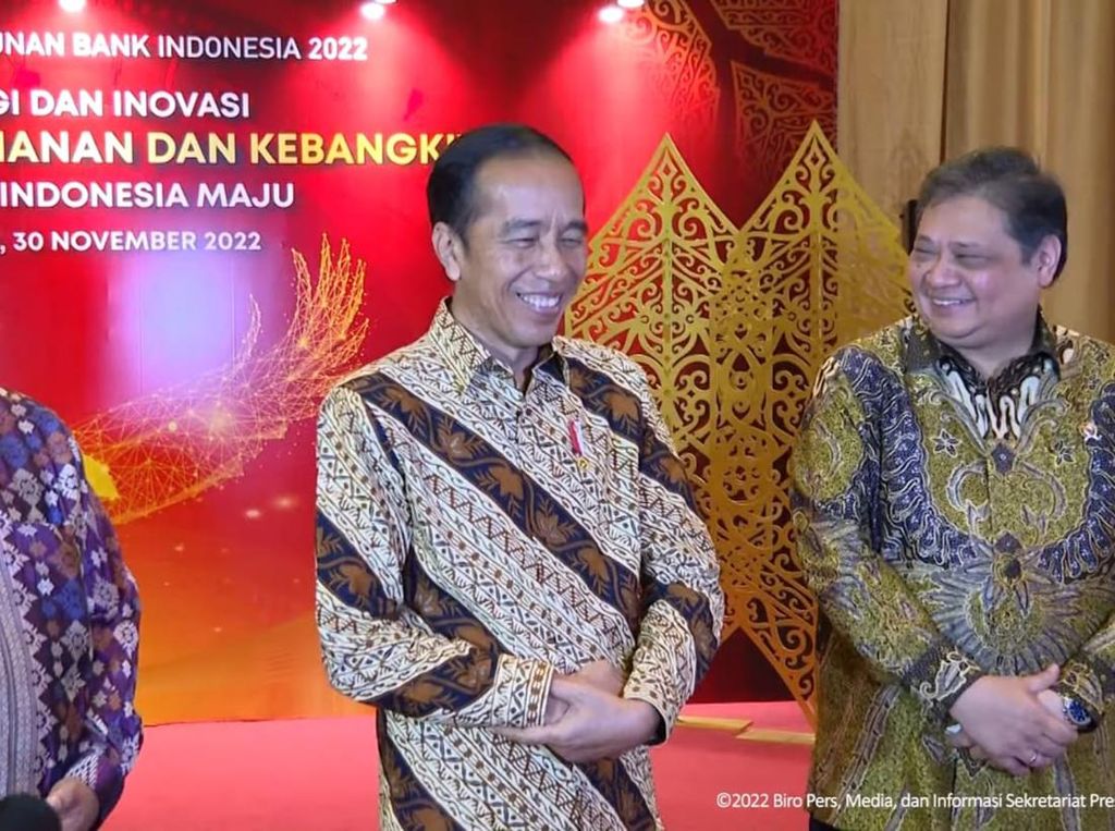 Tawa Jokowi Saat Ditanya soal PDIP Minta Relawan Izin Tempur Ditinggalkan