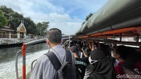 Meski Tidak Mewah, Kapal Rakyat Bangkok Jadi Andalan