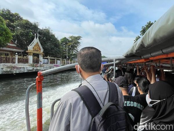 Meski Tidak Mewah, Kapal Rakyat Bangkok Jadi Andalan