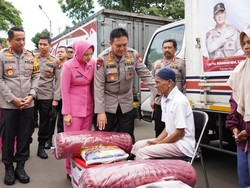 Kapolda Riau Salurkan 9 Truk Bantuan Korban Gempa di Cianjur
