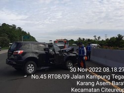 Chevrolet Tabrak Pembatas Jalan di Tol Jagorawi, Sopir Terluka