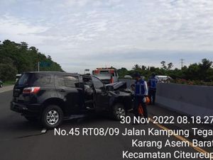 Chevrolet Tabrak Pembatas Jalan di Tol Jagorawi, Sopir Terluka Chevrolet Tabrak Pembatas Jalan di Tol Jagorawi, Sopir Terluka