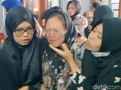 Tangisan Keluarga Warnai Kedatangan Jenazah Korban Heli di Magetan