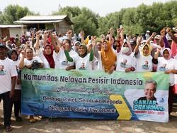 Komunitas Nelayan Pesisir Pendukung Ganjar Berbagi Sembako di Indramayu