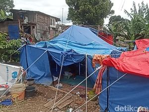 Tenda Pengungsi Gempa Cianjur Bocor Usai Label Dicopot Ormas Tenda Pengungsi Gempa Cianjur Bocor Usai Label Dicopot Ormas
