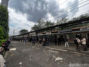 Ada Gangguan LAA, Penumpang KRL Tertahan di Stasiun UI Hampir Sejam